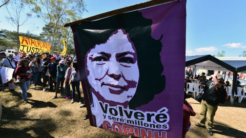 Pancarta con la imagen de Berta Cáceres, defensora de la tierra hondureña asesinada en 2016.