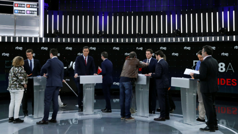 Pablo Casado (PP), Pedro Sanchez (PSOE), Albert Rivera (Ciudadanos) y Pablo Iglesias (Unidas Podemos), con sus asesores antes del comienzo del debate electoral en TVE. REUTERS/Sergio Perez