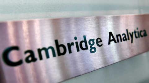 Vista de la placa de las oficinas de la consultora británica Cambridge Analytica en Londres. (EFE/ Andy Rain)