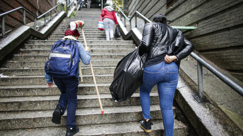 Transeúntes en las citadas escaleras del Bronx de Nueva York en un día corriente. / EFE