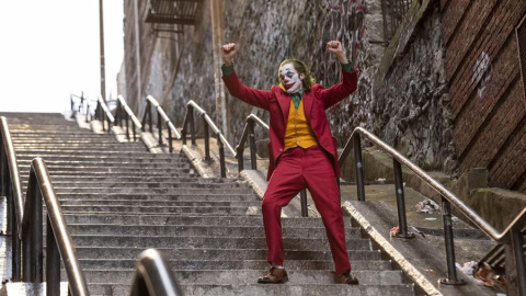 Captura del momento en el que Joaquin Phoenix baila en las famosas escaleras en la película 'Joker'. / EFE