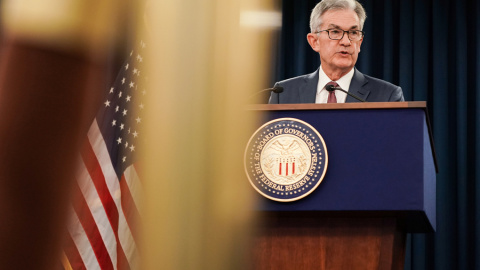 El presidente de la Reserva Federal (Fed), Jerome Powell, en la rueda de prensa tras la reunión del Comité de Mercado Abierto en la que se ha acordado una tercera rebaja de los tipos de interés en lo que va de año. REUTERS/Sarah Silbiger