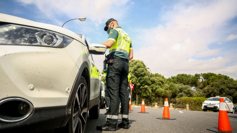 Un policía para a los coches para someter a pruebas de control de consumo de drogas y alcohol. Foto de archivo.