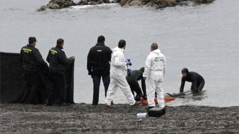 Labores de rescate de uno de los fallecidos en la tragedia del Tarajal, en Ceuta. / EFE