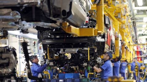 Trabajadores en una fábrica de automóviles. EFE