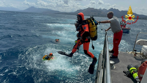 Submarinistas buscan a los desaparecidos en el naufragio de un yate en Sicilia, incluido el millonario británico Mike Lynch.