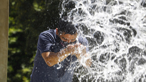 Un hombre se refresca en una fuente del centro de Córdoba, hoy cuando la Aemet ha emitido avisos ante la previsión de un aumento significativo de las temperaturas en algunos puntos de Andalucía.