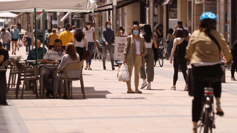 1/4/22-Personas paseando por Vitoria, a 16 de julio de 2021.