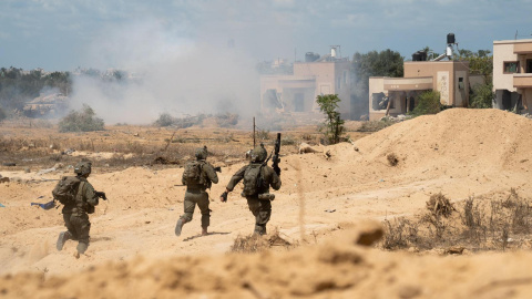 Imagen de archivo de tres militares isrealíen en una operación terrestre en Gaza.