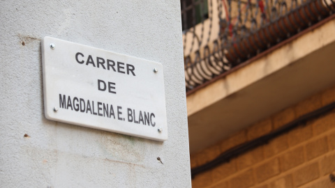 La nova placa del carrer de Santa Àgata, que ara porta el nom d'Àgata Badia Puig-rodon