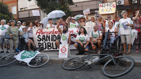 Concentración convocada por la Asamblea Popular de Carabanchel para denunciar las condiciones sanitarias del Centro de Salud de Abrantes, en el distrito de Carabanchel, Madrid.