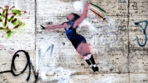 Vandalizan el mural dedicado a la jugadora de voleibol italiana Paola Egonu con mensajes racistas