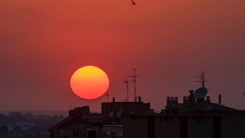 Vista del atardecer en Zaragoza, este lunes, marcado por las altas temperaturas.