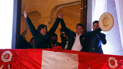 El izquierdista Pedro Castillo (d), acompañado de su formula a la Vicepresidencia Dina Boluarte, saluda simpatizantes desde un balcón luego de ser proclamado hoy presidente electo del país, en Lima (Perú).