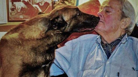 Alain Delon y su perro Loubo, en una foto de archivo.