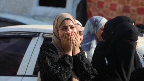 20/08/2024 Varias mujeres se despiden de sus seres queridos tras el último ataque isarelí en Deir al Balah, en el centro de la Franja de Gaza, a 20 de agosto de 2024.