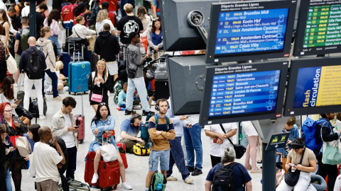 Usuarios esperan en la estación de Gare du Nord en París tras el ataque a la red ferroviaria, a 26 de julio de 2024.