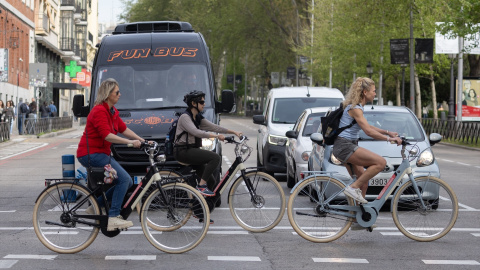 Foto de archivo de varias personas en bicicletas eléctricas, a 5 de abril de 2024, en Madrid.