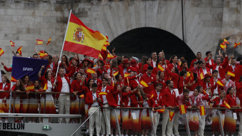 26/04/2024 Miembros de la delegación española desfilan en barco por el río Sena, durante la ceremonia de inauguración de los Juegos Olímpicos de París 2024, a 26 de julio de 2024.