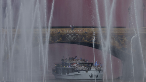 26/07/2024 Durante la ceremonia de apertura, se ve al equipo griego en el río Sena pasando por debajo del Puente de Austerlitz, a 26 de julio de 2024.