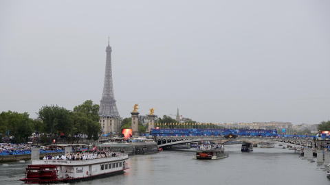 26/07/2024 Atletas navegan por el río Sena durante la Ceremonia de Inauguración de los Juegos Olímpicos de París 2024, en París, Francia.