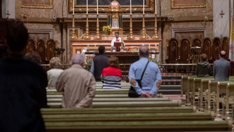 Varias personas asisten a misa en la Basílica de San Miguel el primer día de fin de las restricciones de aforo en Madrid, a 4 de octubre de 2021, en Madrid.