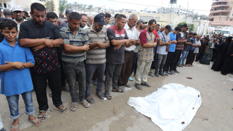 Palestinos durante el funeral de una víctima muerta tras los ataques israelíes, a 26 de julio de 2024, en Jan Yunis, Gaza.