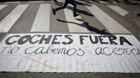 Una niña cruza por el paso de cebra que hay junto al colegio madrileño Lope de Vega en una manifestación ciudadana para reclamar espacios escolares seguros y sin coches.