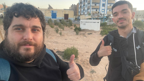 Oriol Puig, a la izquierda (con barba) y David Melero, en Tarfaya (Marruecos), ayer antes de la detención.