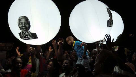 Homenaje a Mandela en la ciudad de Soweto. - REUTERS