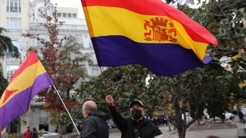 Un hombre ondea una bandera republicana en una manifestación por los derechos de las víctimas del franquismo, frente al Congreso de los Diputados, a 10 de diciembre de 2021, en Madrid (España).