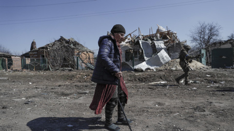 una mujer camina por una zona de viviendas devastadas por los ataques rusos en la región de Kharkiv (Ucrania) este 7 de abril de 2022.