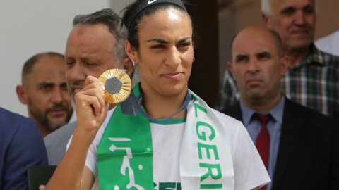 La boxeadora argelina Imane Khelif muestra la medalla de oro ganada en los Juegos Olímpicos de París, a su llegada a Argel. REUTERS/Ramzi Boudina