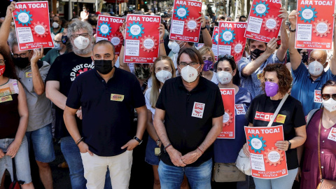 Los secretarios generales de CCOO de Catalunya, Javier Pacheco, y de UGT de Catalunya, Camil Ros, junto a unos 200 sindicalistas en la concentración de Barcelona.