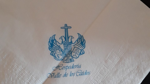 Servilleta de la hospedería en el Valle de los Caídos con el escudo de Franco. ARMH