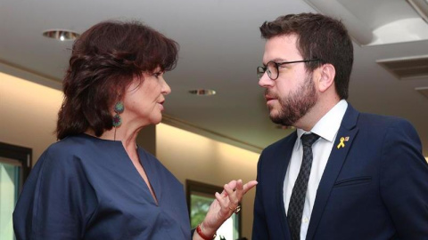 Fotografía facilitada por Presidencia del Gobierno de la reunión de la vicepresidenta, Carmen Calvo, y el vicepresidente de la Generalitat de Cataluña, Pere Aragonès, hoy en Moncloa, para avanzar en la normalización de las relaciones entre ambas inst