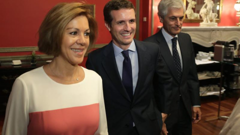 El candidato a la Presidencia del PP Pablo Casado (c), la secretaría general del PP, María Dolores de Cospedal (i), y Alfonso Suárez Illana (d) durante el desayuno informativo que Fórum Europa ha organizado en un hotel de Madrid. /EFE