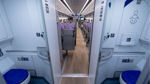 Interior del tren de alta velocidad de la serie 106 durante su primer viaje a A Coruña, el 16 de mayo de 2024, en Madrid.