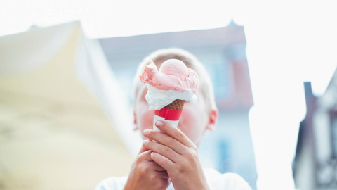 Niño comiendo un cucurucho de helado