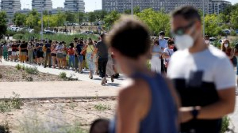 Quejas por las largas colas para vacunarse en el Zendal