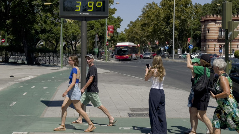 17 de agosto de 2024. Un grupo de personas pasean por Sevilla, a 17 de agosto de 2024.