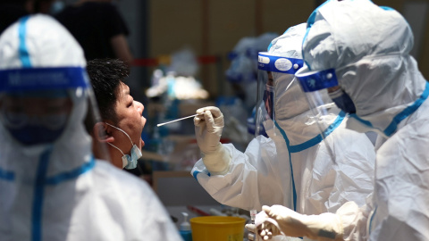 Sanitarios realizan pruebas covid en la ciudad china de Nankín.