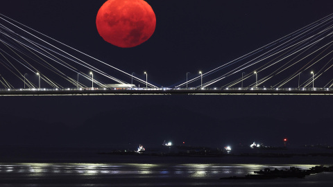 La Superluna del Esturión sobre el puente de Rande, en Vigo, durante la noche del 18 de agosto.