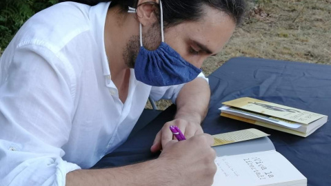 11/4/22 Miguel Paz, firmando ejemplares de su libro