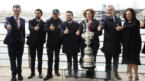 El president de la Generalitat, Pere Aragonés, la alcaldesa de Barcelona, Adam Colau, el regatista neozelandés Grant Dalton, y otras autoridades en la presentación de la Copa América de Vela, en el puerto de Barcelona. REUTERS/Albert Gea