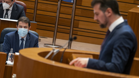 El portavoz del Grupo Parlamentario Socialista en las Cortes de Castilla y León, Luis Tudanca, interviene durante el pleno del debate de investidura del candidato del PP a la Presidencia de la Junta de Castilla y León.