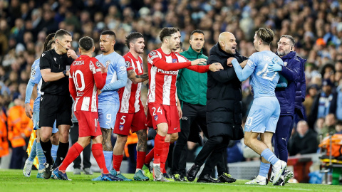 04/04/2022-Pep Guardiola, entrenador del Manchester City, retiene a Jack Grealish (10), del Manchester City, durante el partido de fútbol entre el Manchester City y el Atlético de Madrid, el 5 de abril de 2022, en el Etihad Stadium de Manchester, Inglat