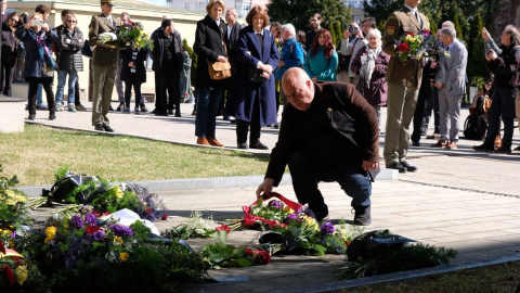 Homenaje y ofrenda floral en el crematorio de Stranice (República Checa) a los deportados españoles asesinados en Hradischko.