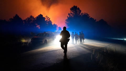 Foto de archivo de varios efectivos terrestres actuando durante un incendio forestal, en Trabazos, Zamora, Castilla y León.