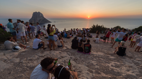 Foto de archivo de varios grupos de personas  en la Cala d'Hort, en Ibiza, Illes Balears.